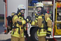 Zwei Feuerwehrleute in Ausrüstung