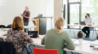 Menschen im Klassenraum