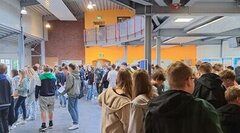 Junge Menschen in großer Halle