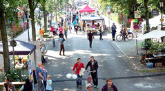 Belebte Straßenszene ohne Autos